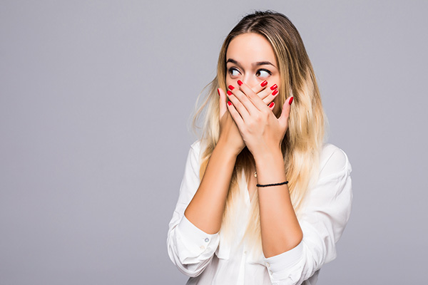 profesor adverbio Actuación Causas del mal aliento, ¿Por qué me huele la boca si me lavo los dientes?