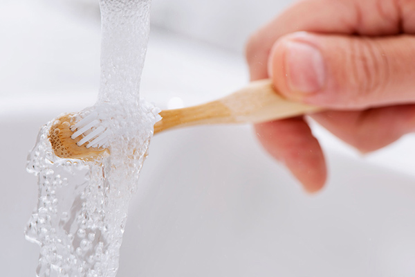 3 tips para limpiar el cepillo de dientes