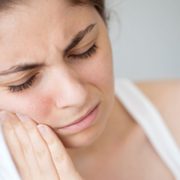 Tengo una muela con caries, qué debo hacer