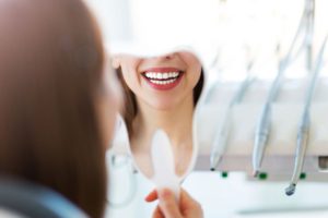 Hueco entre encía y diente. puede ser una bolsa periodontal